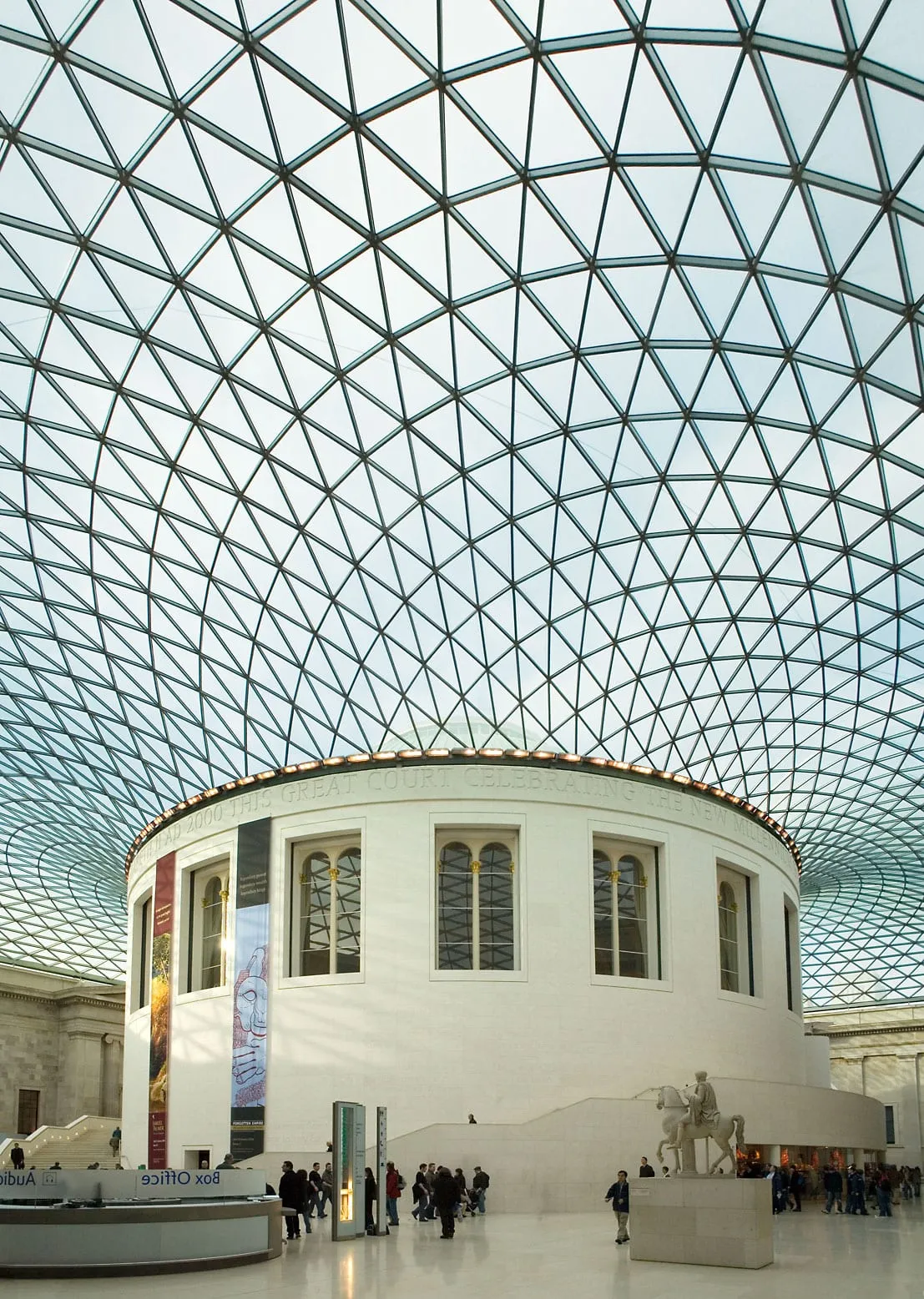 La Great Court dal tetto in vetro del British Museum, con pavimento in pietra chiara e liscia