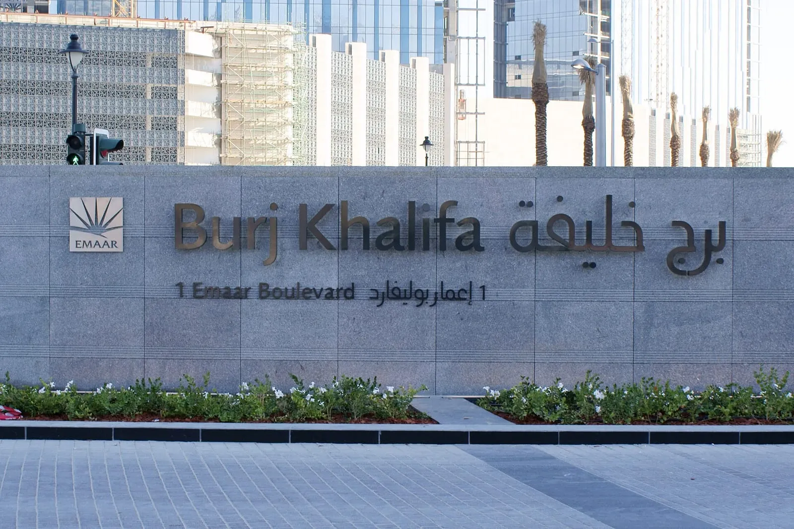 Le Burj Khalifa s'élevant au-dessus de Downtown Dubai au crépuscule