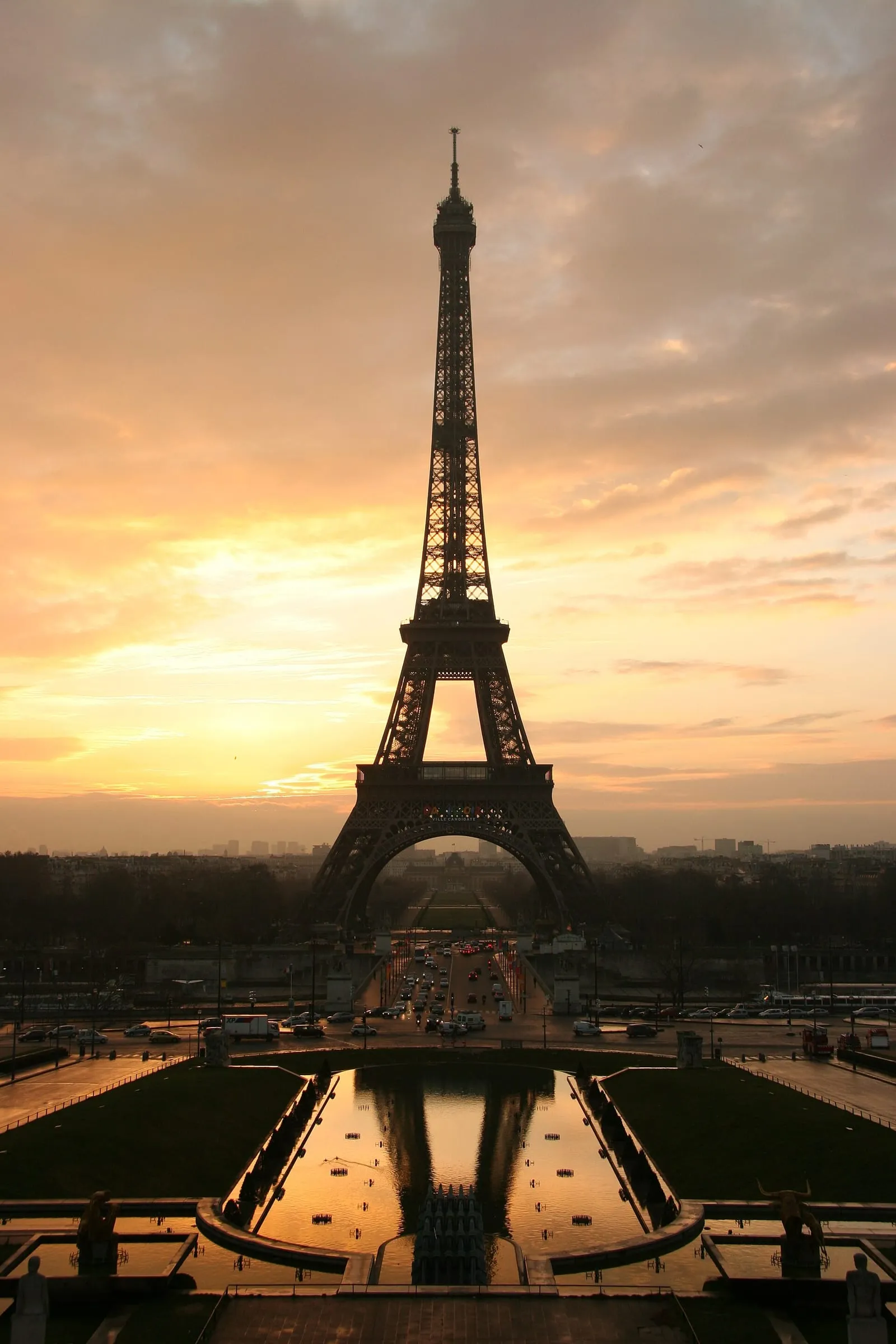 La Torre Eiffel elevándose sobre la explanada pavimentada y llana entre sus cuatro pilares