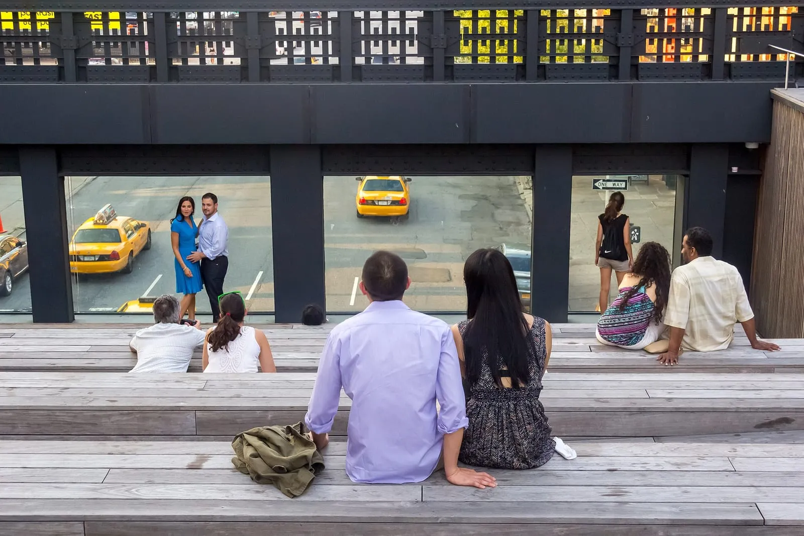 La passerella elevata della High Line che corre tra gli edifici di Chelsea con vegetazione su entrambi i lati