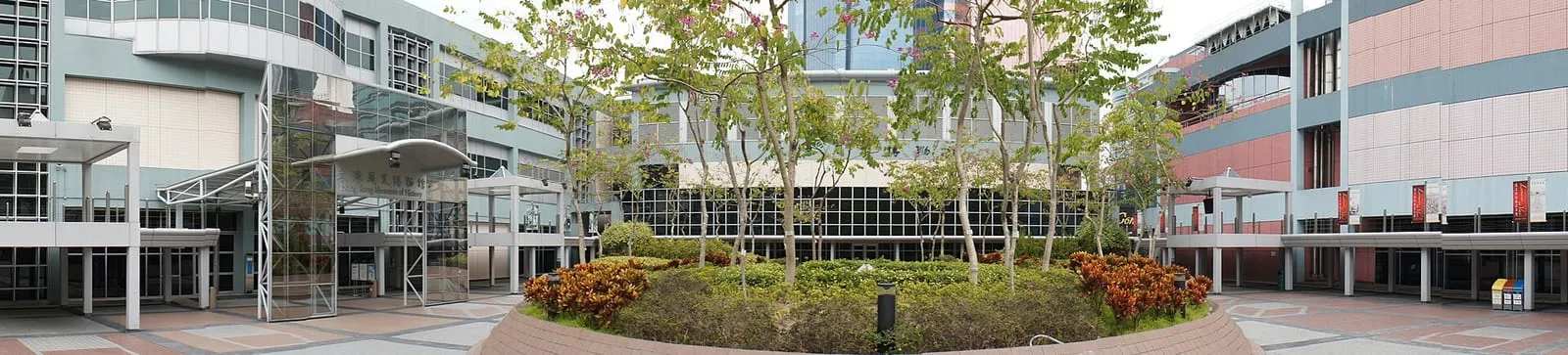 Le hall du Musée d'histoire de Hong Kong avec de larges sols de plain-pied et une façade vitrée