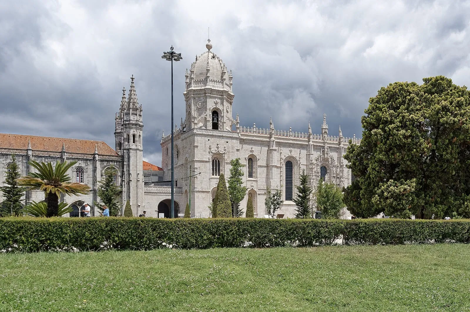 The carved stone arcade of the lower cloister at Jerónimos Monastery