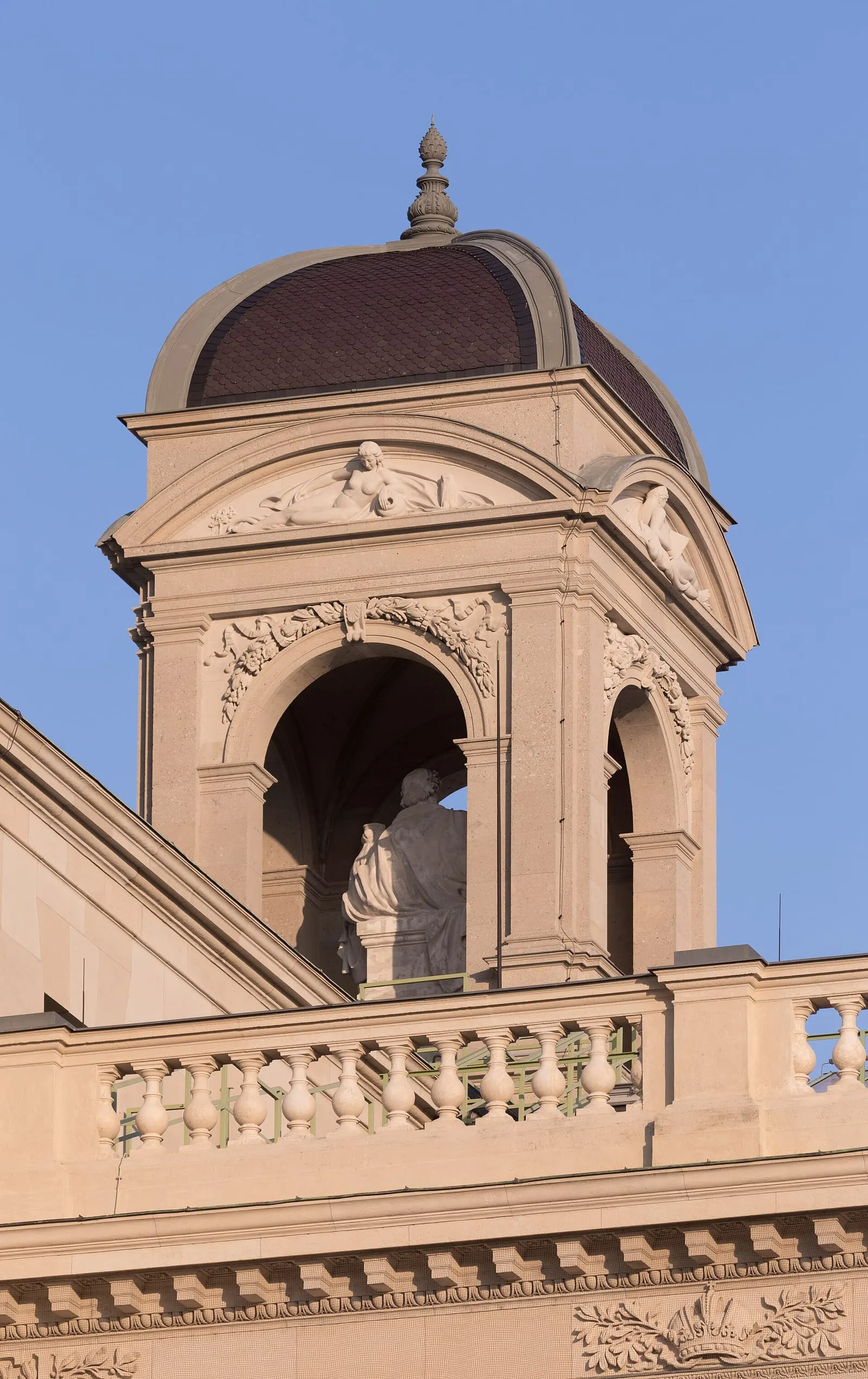 The domed hall of the Kunsthistorisches Museum with its smooth polished stone floor