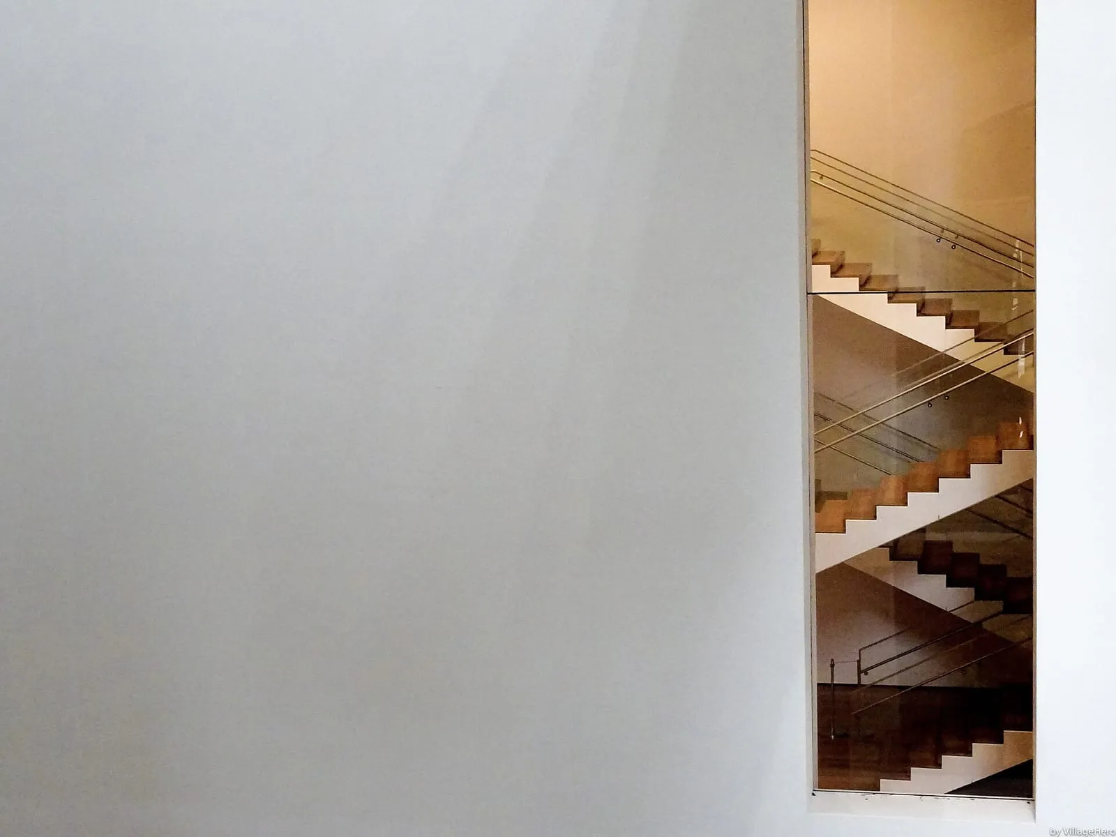 Le gallerie con facciata in vetro del MoMA con visitatori su un ampio piano aperto