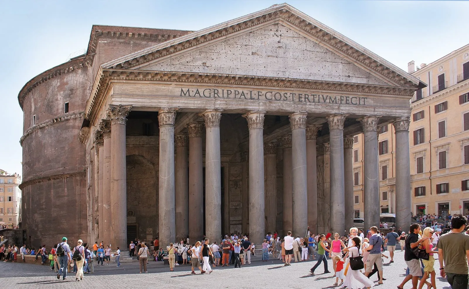 La cupola a cassettoni del Pantheon e l'oculo aperto sopra il suo pavimento in marmo decorato