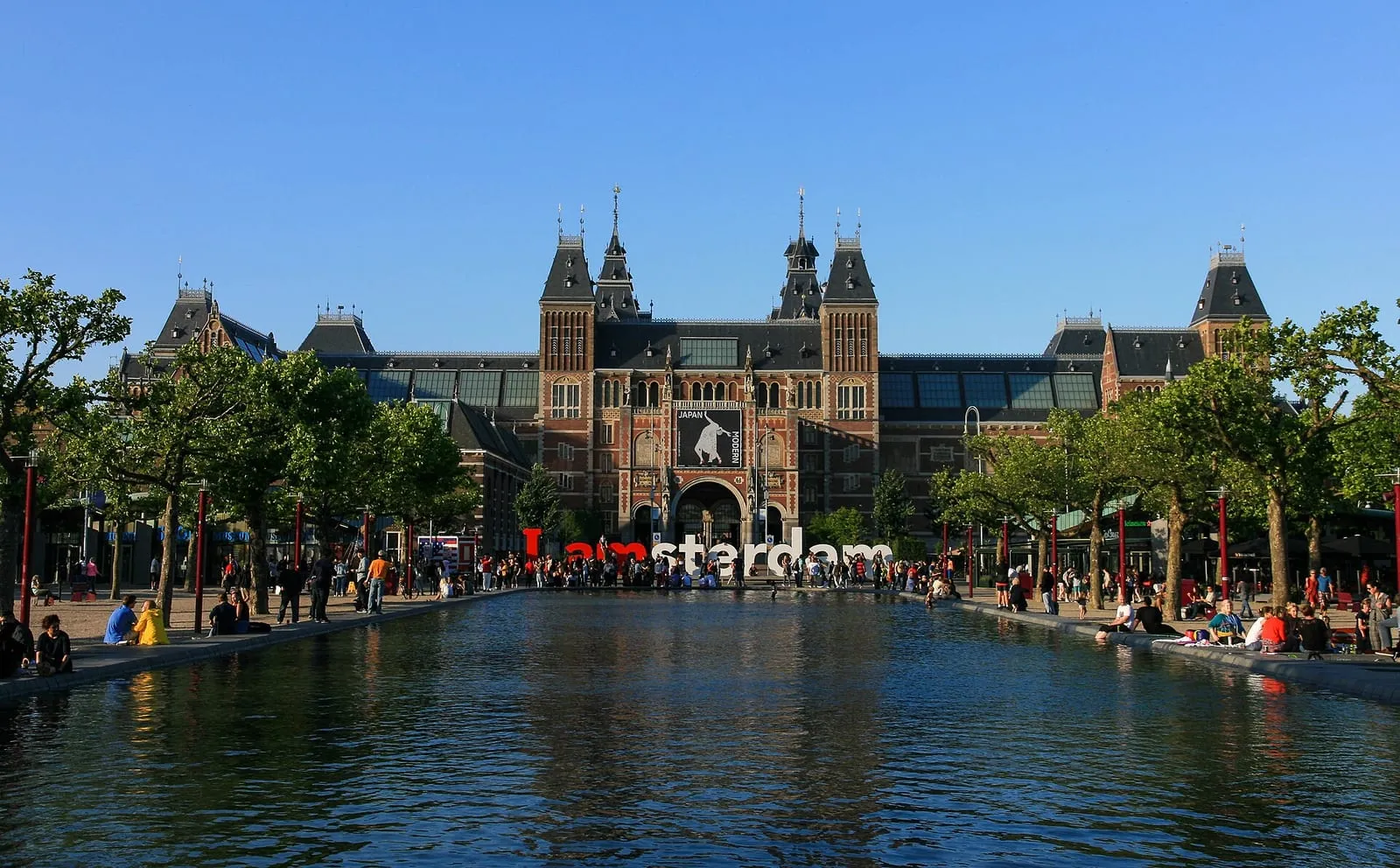 Le grand hall voûté du Rijksmuseum, avec son sol de pierre lisse et plan sur toute sa longueur