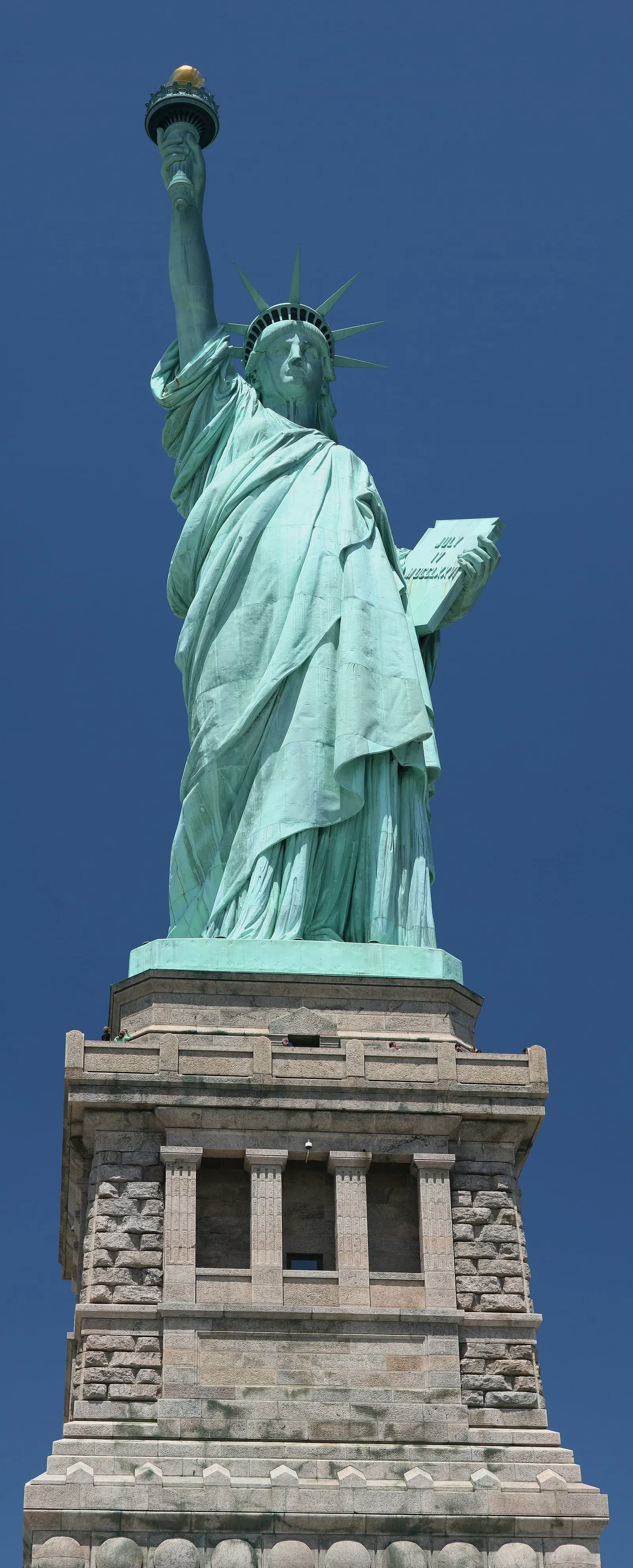 La Statue de la Liberté vue depuis les allées de plain-pied de Liberty Island
