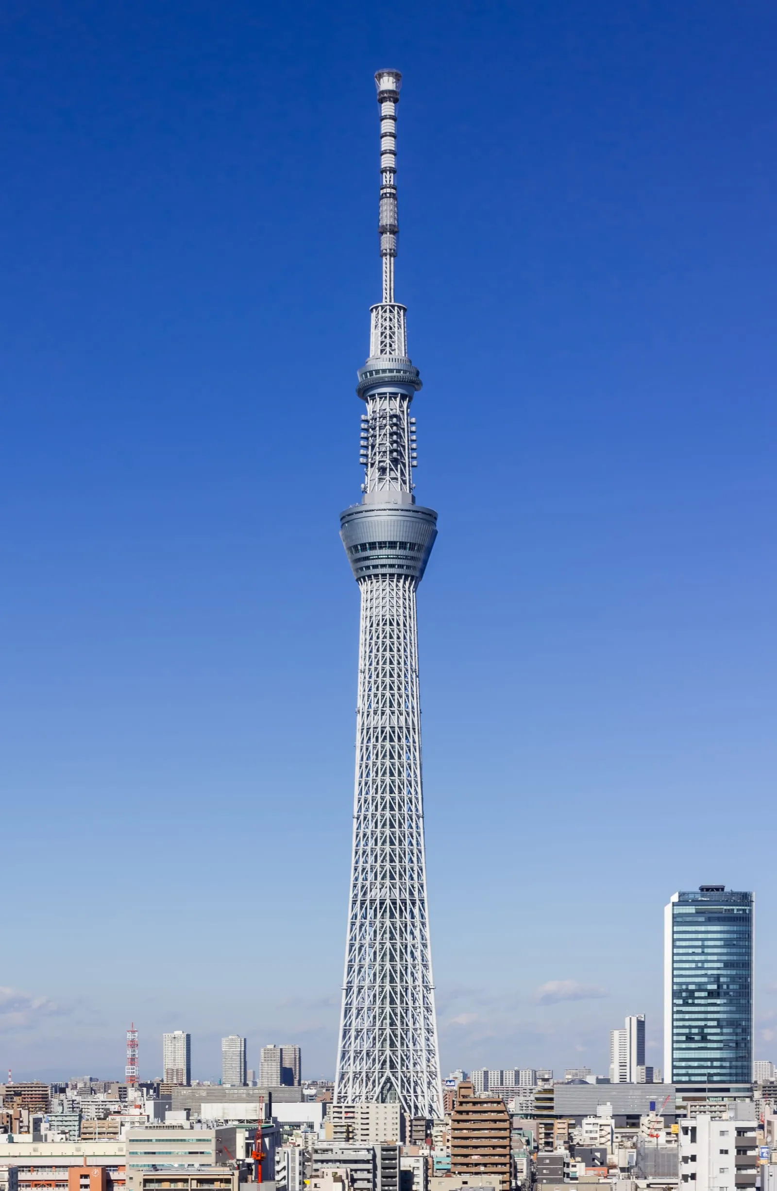 Il Tokyo Skytree che si erge sopra il quartiere di Sumida con i suoi piani osservatorio in vetro visibili