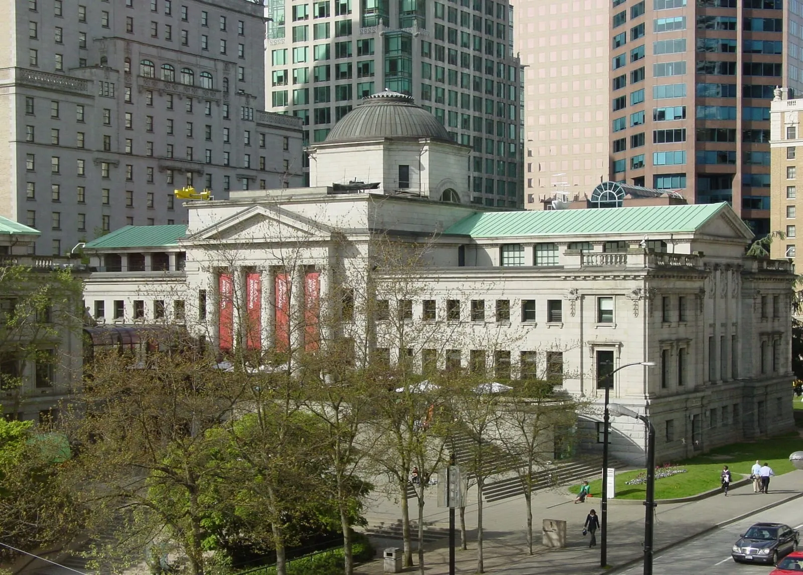 L'edificio neoclassico della Vancouver Art Gallery con la sua facciata a gradini su Georgia Street