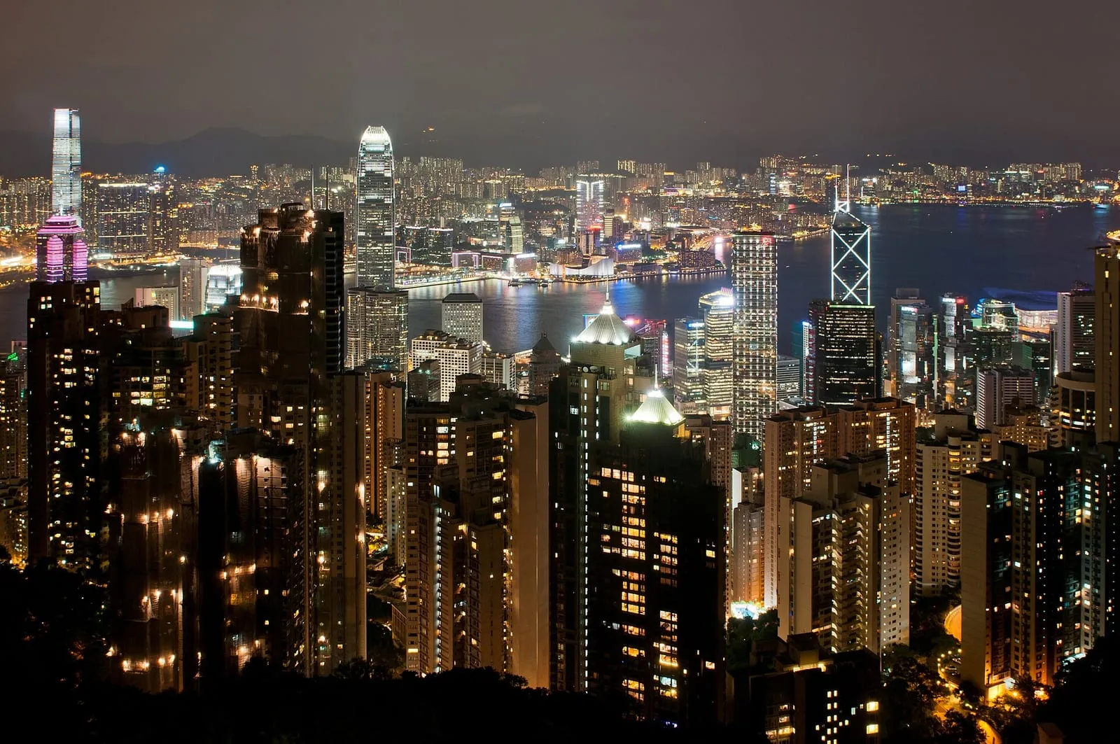 La skyline de Hong Kong vue depuis le Peak, avec le port et les tours en contrebas